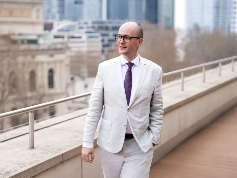 Rechtsanwalt Raphael Griemert vor der Frankfurter Skyline und der Alten Oper.