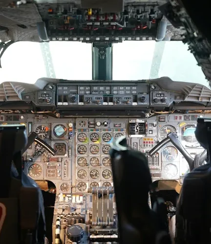 Cockpit der Concorde mit zahlreichen Kreiselinstrumenten und Steuermechanismen.