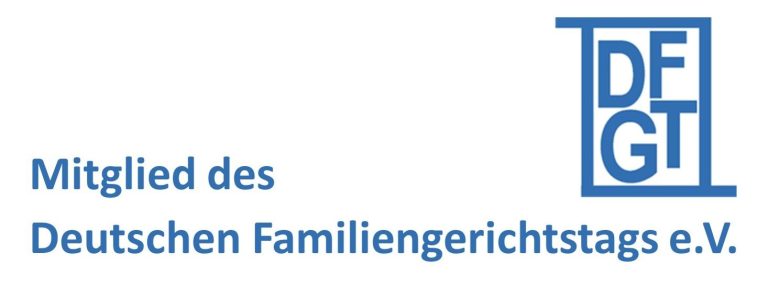 Rechtsanwalt Raphael Griemert in Anzug mit Brille, siegesgewiss vor modernem Gebäude.